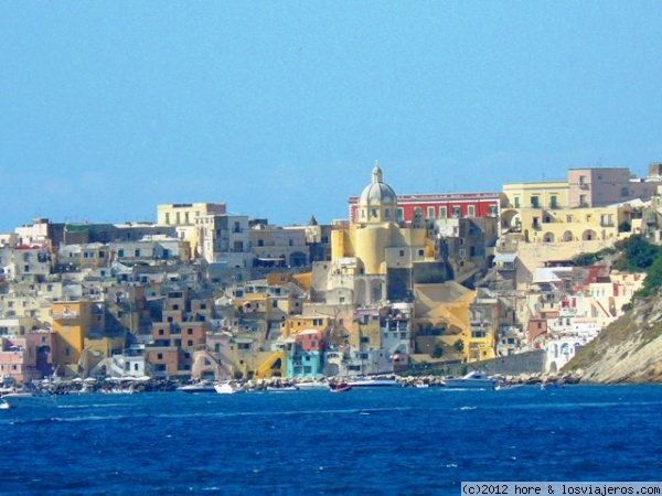italia
vistas desde un ferry de la isla de procida, en el golfo de napoles
