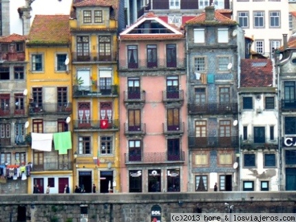 Casas de Ribiera - Oporto
paseando por el lado  del rio en las que hay las bodegas de oporto, se pueden contemplar las casas del otro lado
