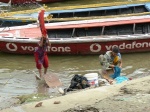 niña lavando la ropa
india rajasthan varanasi