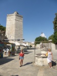 Plaza de los cinco pozos y Torre del Capitán