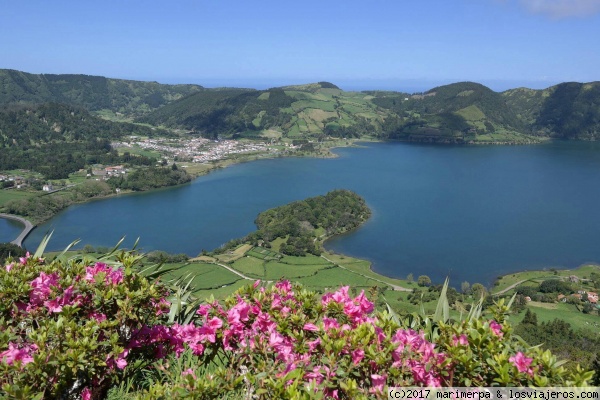 Lagoas de Sete Cidades (São Miguel - Azores)
Lagoa azul de Sete Cidades de el Mirador de Cerrado das Freiras.
