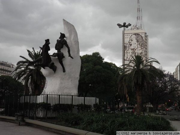 Avenida 9 de Julio - Buenos Aires
Vista de la Avenida 9 de Julio de Buenos Aires, con el Monumento al Quijote y el Edificio del Ministerio de Salud, con el mural de Eva Perón
