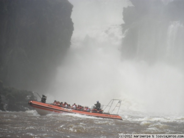 Acercándonos a las Cataratas de Iguazú
Barco que te lleva muy cerca del Salto San Martín de las Cataratas de Iguazú. Acabas empapado con el agua que te cae con una fuerza impresionante. Evidentemente yo no iba en ese barco, sino en uno anterior.
