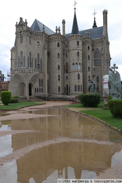 Palacio Episcopal de Astorga
Palacio Episcopal de Astorga, obra de Gaudí, en un día de lluvia.
