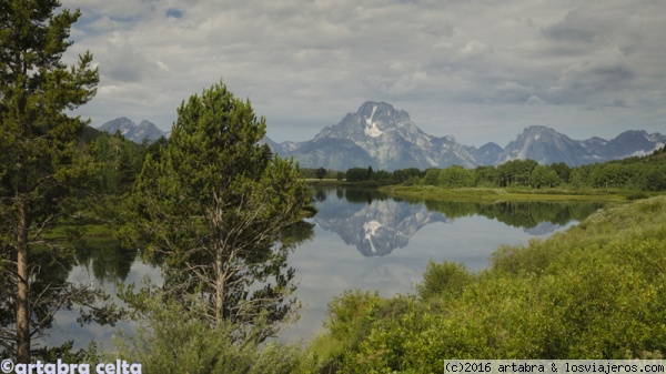 Oxbow Bend Turnout
Oxbow Bend Turnout, es un mirador a la entrada de Grand Teton National Park, Wyoming (EEUU), bajando desde Yellowstone N.P. El día me regaló un bello reflejo de las montañas en el lago.
