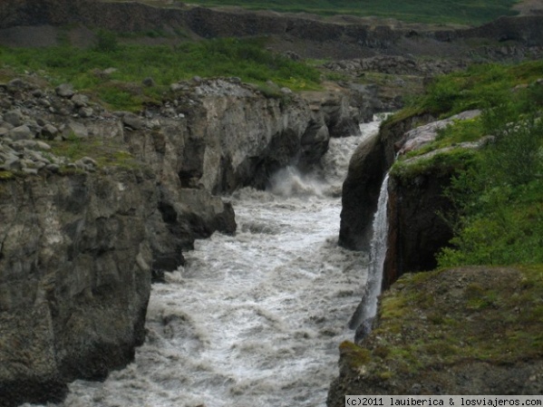 Cañón del Río Jokulsa
En el Parque Natural vimos cómo el río pasaba con fuerza entre las paredes.
