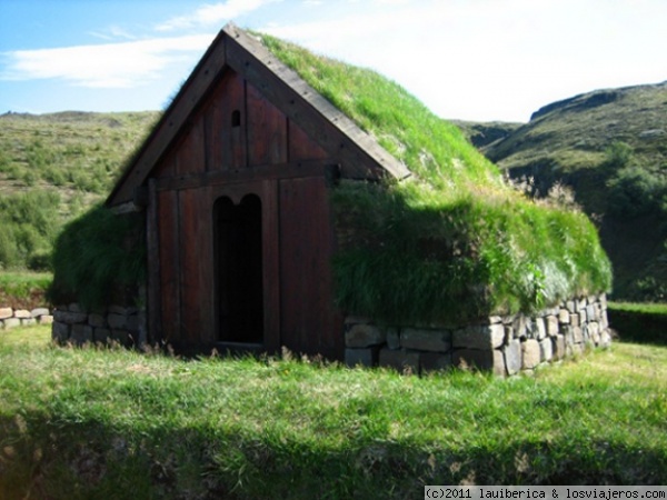 Casa tradicional islandesa
Así, en cabañas de madera con el techo cubierto de tierra y hierba pasaban los fríos inviernos los antiguos islandeses
