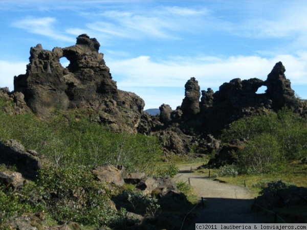 Dimmuborgir
Esta fortaleza negra son restos de lava que han dejado curiosas formas. Auténtica arquitectura natural.
