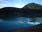 Laguna montañosa en el centro de Islandia