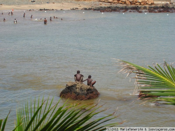 Senegal - Dakar - chicos en la playa Terrou-bi
En la zona Terrou-bi hay una pequeña playa pública situada junto al hotelazo y restaurante del mismo nombre.
