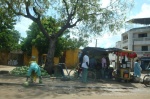 Senegal - Dakar - Bordes de la carretera repletos de puestos de venta.