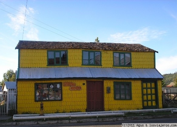 Casa en Curaco de Velez-Chiloé
Curaco es un pueblo pequeñito ubicado en la Isla de Quinchao, Archipiélago de Chiloé que conserva un gran número de viviendas de madera, construidas hace muchos años.
