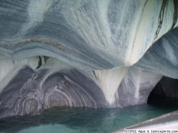 Capillas Mármol
El Santuario de la Naturaleza Capillas de Mármol son formaciones rocosas resulatdo de la ersosión del viento y la fuerza del Lago General Carrera.
