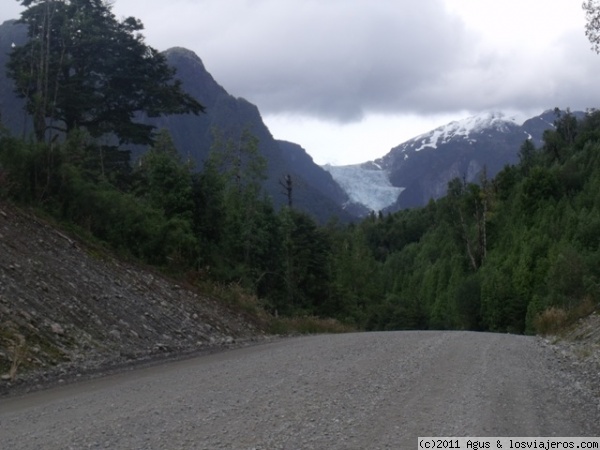 Ventisquero Colgante desde la carretera austral
Al regresar de nuestro viaje de pronto apareció el Ventisquero Colgante del parque Queulat, la foto la tomé desde el jeep. Se ve parte del camino, no está mal, aunque hay sectores en los que es imposible esquivar los hoyos.
