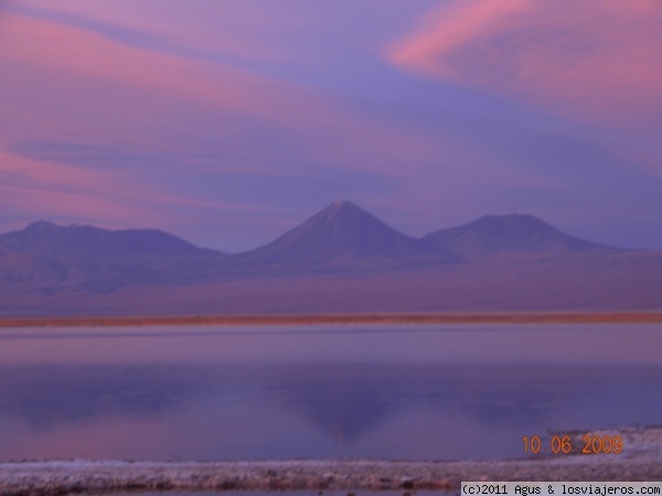 San Pedro de Atacama
Los atardeceres en San Pedro de Atacama, son preciosos. Suelen hacerse tours en las tardes para esperar el atardecer a orillas de la laguna tomando un traguito.
