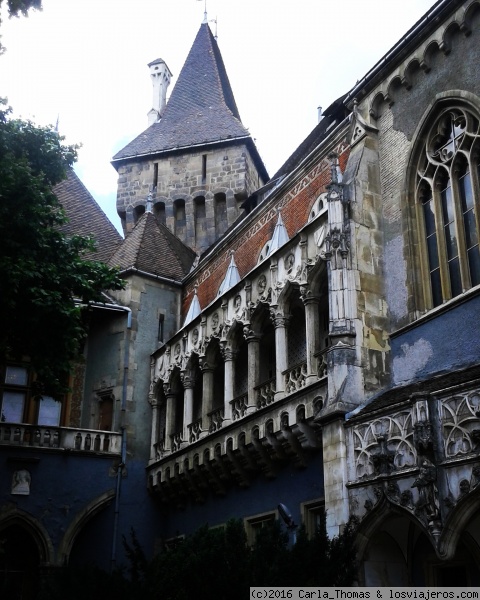 Budapest
Castillo Vajdahunyad. El Castillo Vajdahunyad, fue construido inicialmente en madera para la Expo de 1896. Al terminar el evento fue reconstruido en piedra. Su arquitectura es una copia de otros edificios existentes en Hungría.
