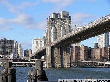 Puente de Brooklyn
Sacada desde el embarcadero al lado de The River Café. Puedes cruzarlo a pie con unas vistas espectaculares de Manhattan
