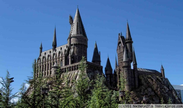 Harry Potter
Aunque no lo creais, el castillo es una atracción. Es el de Harry Potter en la Universal de Orlando. Está hecho a escala real, y dentro está la mejor atracción del mundo, una montaña rusa con pantalla en envolvente. Parece que estas en la pelicula. Vale la pena esperar 4 horas en la cola. INCREIBLE.
