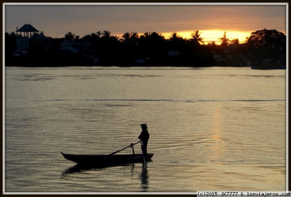 Amaneciendo en el Mekong
La posibilidad de amanecer en un barco navegando por el Mekong es una experiencia increíble, paulatinamente vas observando como el ajetreo de la gente se va incrementando a medida que el sol va subiendo.
