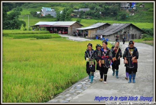 Mujeres en Sapa
Mujeres de la Etnia Black Hmong en un poblado cerca de Sapa
