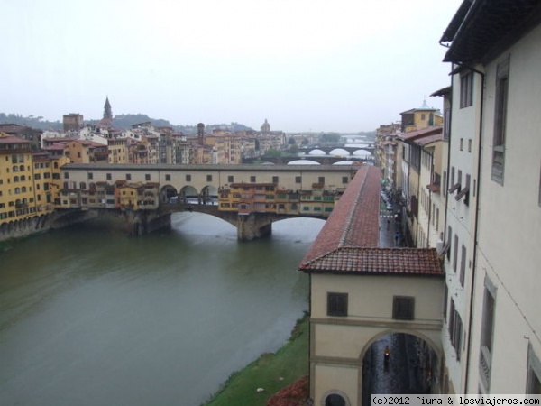 Corredor  Vasariano Florencia
Desde una ventana de la Galeria Uffizi esta vista del corredor que la une con el Palacio Pitti y por supuesto el puente Vecchio
