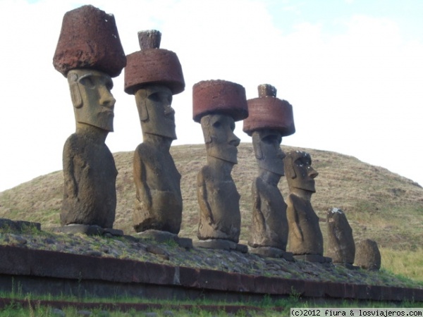 Moais en Ahu playa de Anakena en Rapa Nui Isla de Pascua
Unos de los Ahu más hermosos de la isla, representan a la familia de los fundadores de la isla el Rey Hotu Matua. Están ubicados en la maravillosa playa de Anakena.
