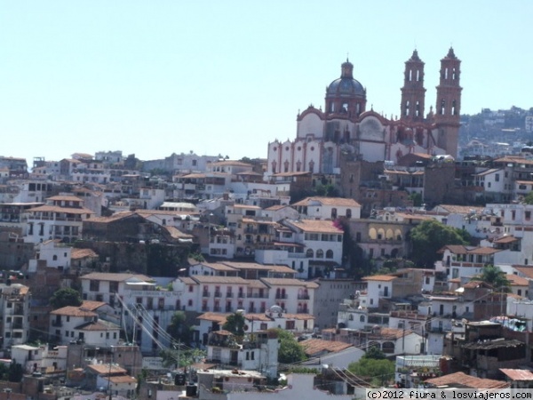 Catedral de Taxco
Catedral barroca de Taxco en México de estilo churrigueresco fue donada y construida por un gran empresario de la minería de plata.
