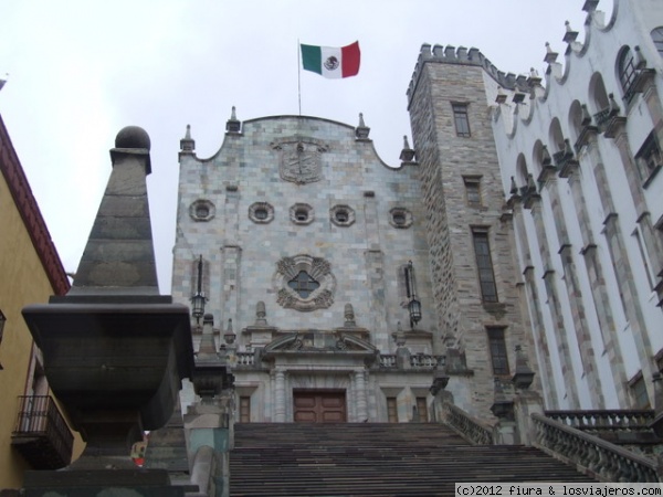 Universidad de Guanajuato
Universidad de Guanajuato, está ciudad construida sobre cerros tiene túneles para trasladarse.
