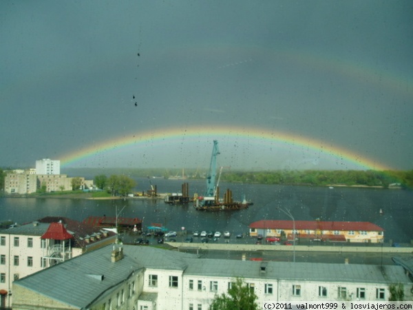 Rio Dnipro en un dia de lluvia
Vista del rio Dnipro desde la ciudad de Kiev. Lo que se ve al otro lado del rio es tan solo una isla que se encuentra en medio de dicho rio, pues es muy amplio. En invierno la superficie se congela
