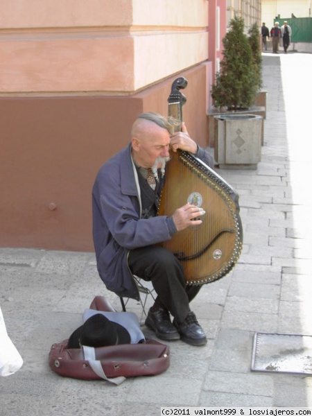 Cosaco tocandola bandura
Cosaco tocando la bandura por las calles de Lviv
