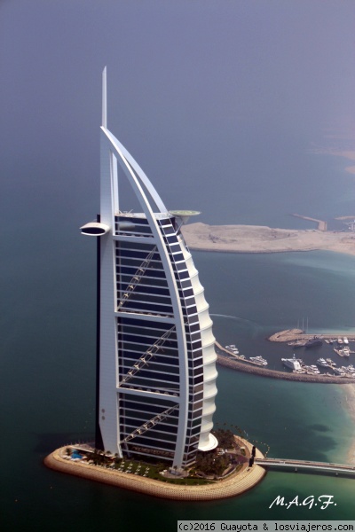 BURJ AL ARAB. DUBAI
El único hotel del mundo que tiene 7 estrellas. Poder dar una par de vueltas alrededor de él es genial.
