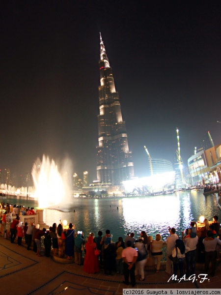 FUENTES DEL BURJ KHALIFA. DUBAI
Están situadas en el lago del Burj Kalifa. Por la noche se hace un espectáculo de luz, música y por supuesto, agua.

