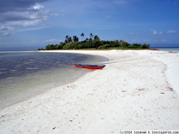 Pungtud island, Filipinas
Puro relax en una lengua de arena que hace una islita donde no hay más que arenas blanca, palmeras y conchitas
