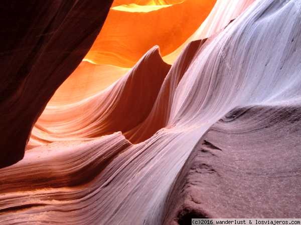 Lower Antelope Canyon
Juegos de luces y colores anaranjados, que crean una atmósfera única.
