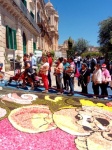 Examinando los tapices florales...