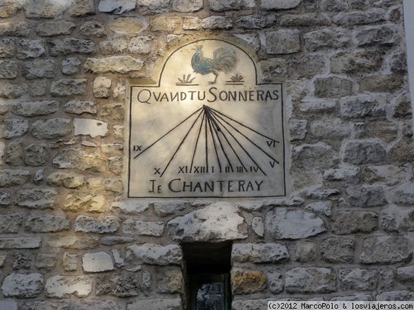 Reloj solar en rue Abrevoir
En una de las calles más típicas de Montmartre, la rue de l'Abrevoir, encontramos este reloj en la fachada de una casa noble con una leyenda a tener en cuenta. Traducido al español el gallo le dice al reloj: Cuando tu suenes yo cantaré
