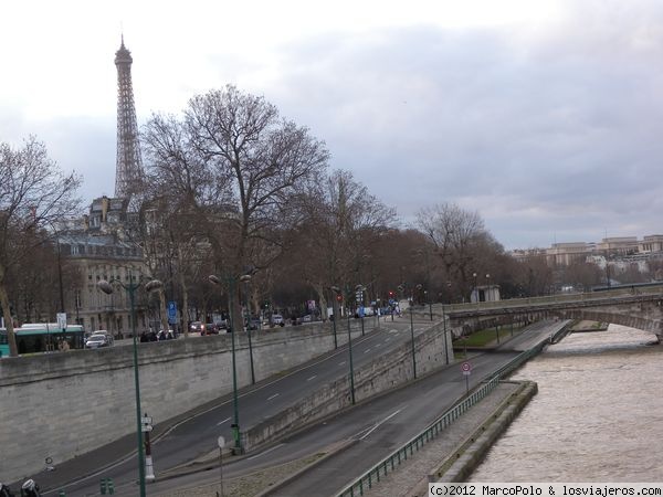 Torre Eiffel desde el puente de Alejandro III
La Torre Eiffel también se muestra desde el puente de Alejandro III
