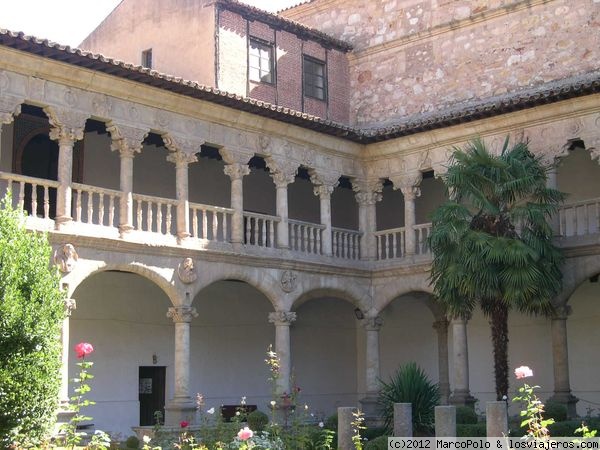 Claustro del convento Sta Mª de las Dueñas Salamanca
El interés del convento está fundamentalmente en su magnífico claustro del siglo XVIU y con dos plantas en el que destacan además sus increíbles capiteles que mostraré en otra foto
