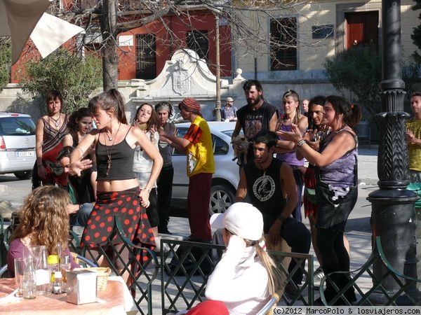 Granada curiosa- Bailando en la calle
Granada es Andalucía. Y Andalucía no se entiende sin el cante y el baile. Poco hace falta a la gente para moverse por alegrías, por bulerías o por lo que haga falta.
