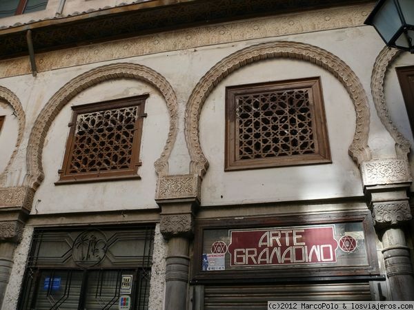 Granada curiosa - La Alcaicería
Tampoco la Alcaicería es una curiosidad, pero sí este detalle en el que parece que el nombre de la tienda se refiere a la fachada del edificio
