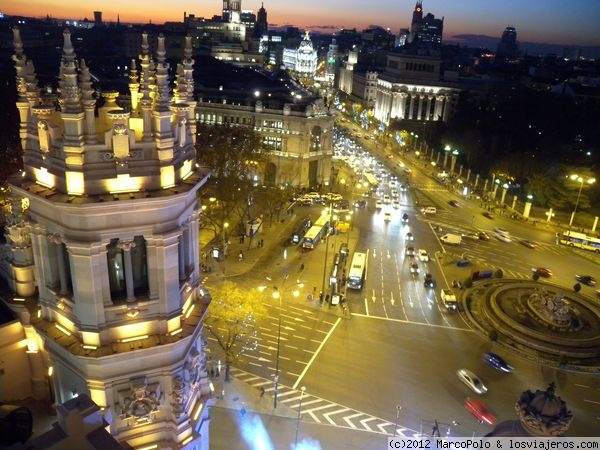 Vistas desde el antiguo Palacio de correos de Madrid
Si uno va a visitar esta joyita madrileña, que no deje de subir a la terraza. Obtendrá vistas sobre la calle Alcalá, la Gran vía, la Cibeles, el Paseo del Prado y Recoletos como ya de noche contemplamos en la fotografía
