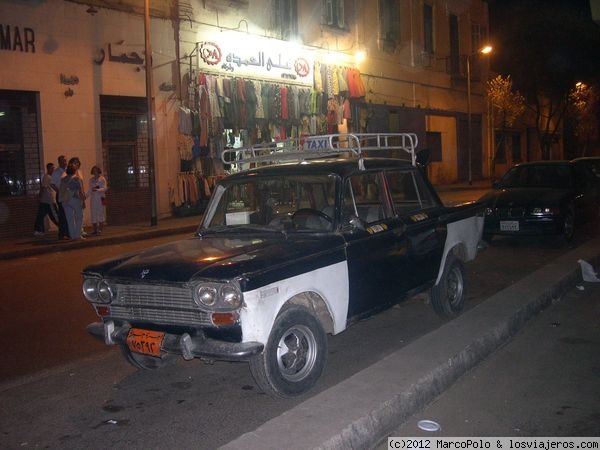 Taxi de El Cairo
Uno de los estrambóticos taxis que se gastan en El Cairo. Al nuestro hasta se le abrió la puerta al dar una curva. Un deporte de riesgo montar en taxi

