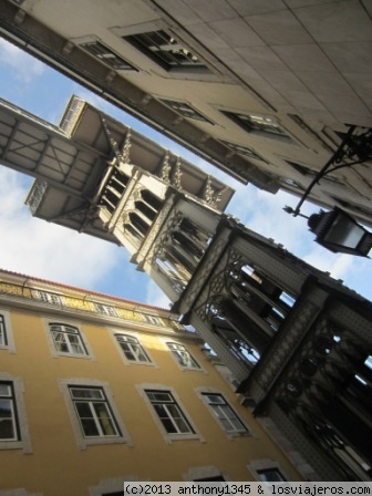 El elevador de Santa Justa, Lisboa
Vista del famoso ascensor que une la Baixa con el Barrio Alto. Es de estilo neogótico, y fue diseñado por Raoul Mesnier de Ponsard, aunque muchos lo atribuyen a Eiffel.
