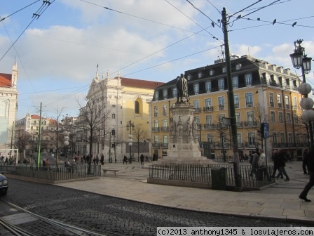 Praça Luis de Camoes, Lisboa
Vista de la Plaza de Luis de Camoes, lugar de quedada frecuente entre los jóvenes lisboetas. Desde aquí comienza el Barrio Alto.
