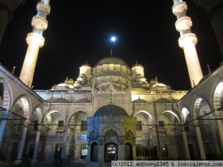 La Mezquita Nueva
Vista nocturna de la Mezquita Nueva (Yeni Camii), desde la puerta del patio
