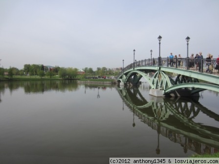 Lago y fuente de Tsarítisino, Moscú
Uno de los puentes que lleva al centro del lago, donde una gran fuente mueve sus chorros al ritmo de la música.
