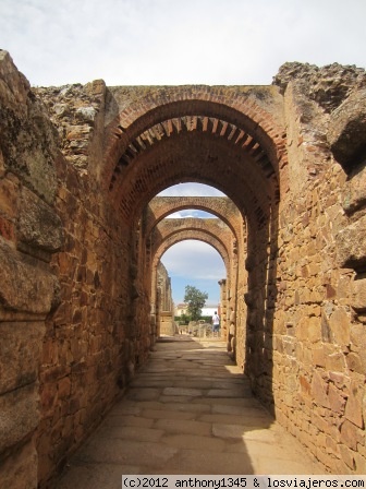 Arcos de entrada al anfiteatro romano de Mérida
Vista de los arcos del pasillo de acceso al anfiteatro, que comunicaba con la calzada que rodeaba el teatro.
