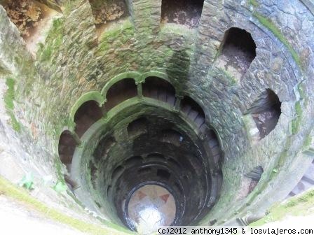 Pozo iniciático de la Quinta da Regaleira
Este pozo excavado en la roca posee 9 tramos de escaleras de 15 peldaños cada uno, que se relacionan con los 9 círculos del infierno de Dante. Hay muchísima humedad, cuidado con resbalar...
