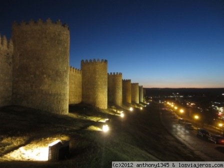 Las murallas de Ávila
Comenzadas en el siglo XI, tienen un perímetro de 2,5 kilómetros y 88 torres semicirculares almenadas, con 1,5 kilómetros paseables por su parte superior (de tres metros de anchura). Se trata de uno de los monumentos completamente iluminados más grandes del mundo.
