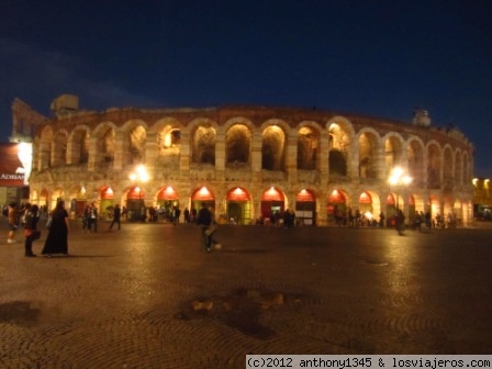 La Arena de Verona, de noche
Vista nocturna de la Arena de Verona
